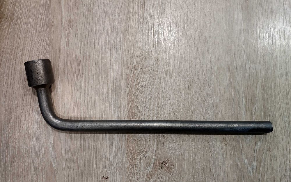 Г-образен ключ за монтаж демонтаж автомобилни гуми хром-ванадии 19mm.