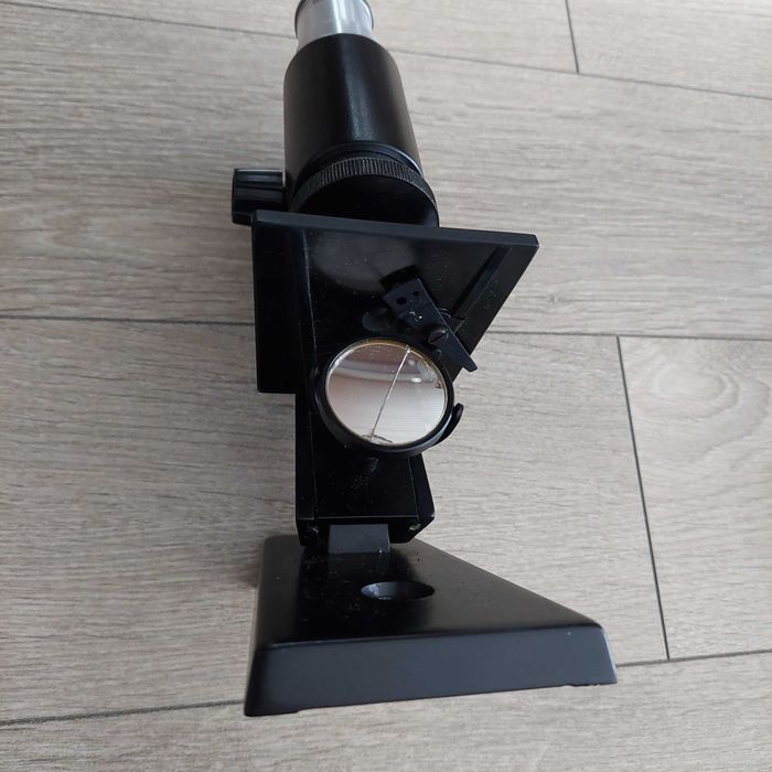 Стар малък микроскоп