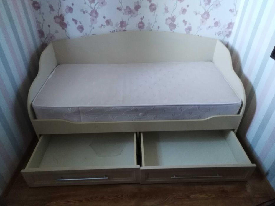 Продам кровать с матрасом