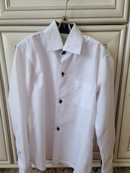 Рубашки белая на мальчика.