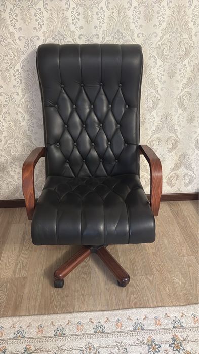 Офисное кресло в отличном состояний