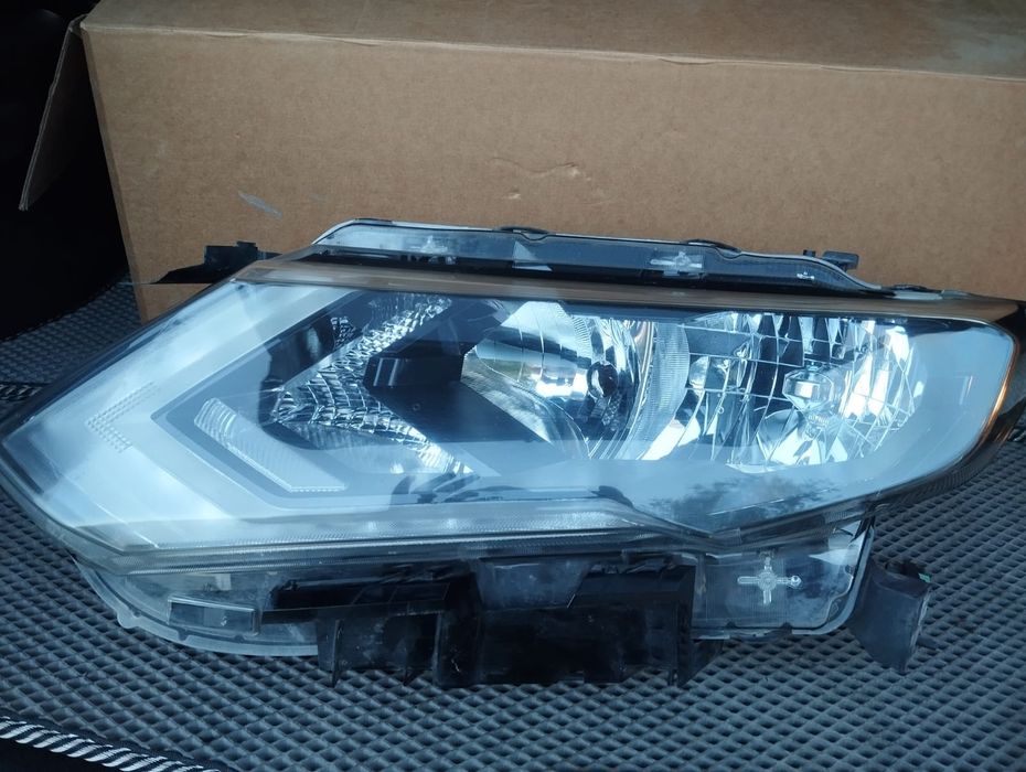 Продам фара левая,туманик левый, оригинал Nissan X TRAIL 2019 г