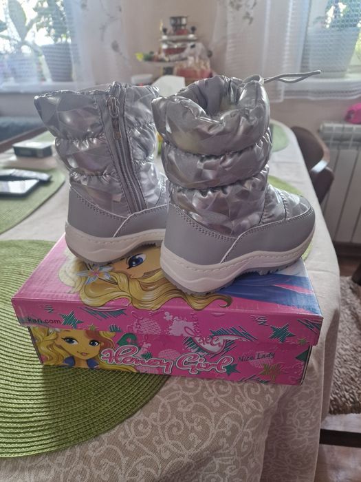Продам зимнии сапожки для девочки.