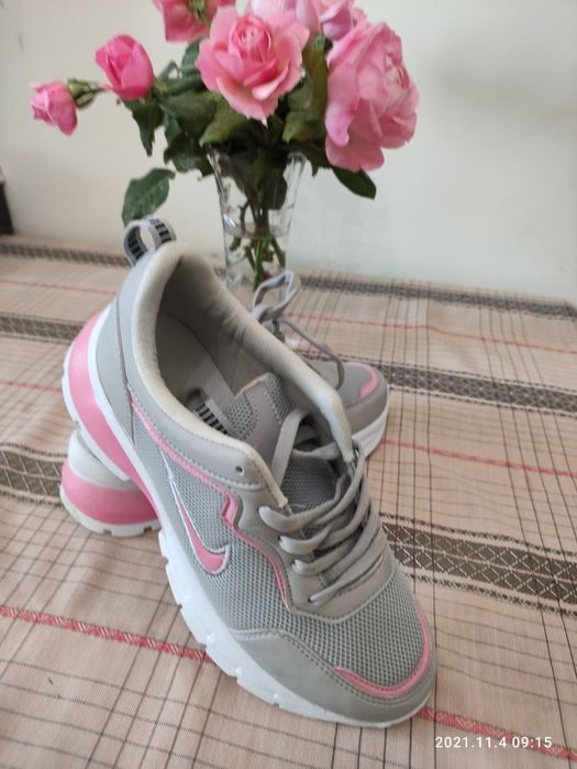 Кроссовки женские
