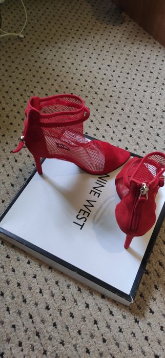 Vând sandalele  NINE WEST