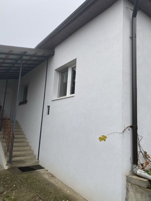 Vand casa cu demisol , parter , mansarda in Dambul Rotund