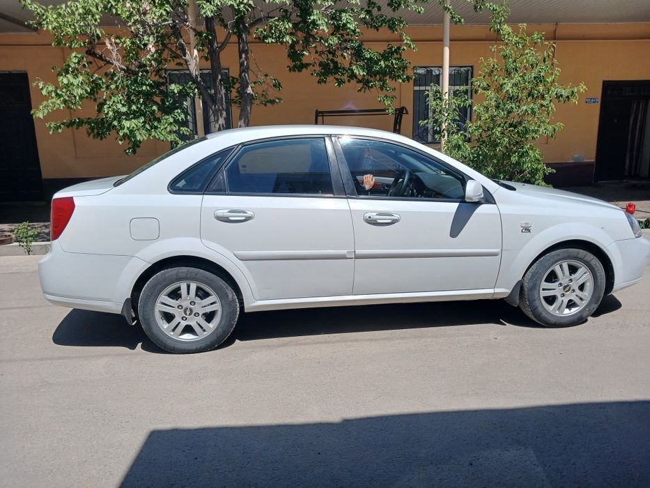 Ласетти 1.8 сотилади