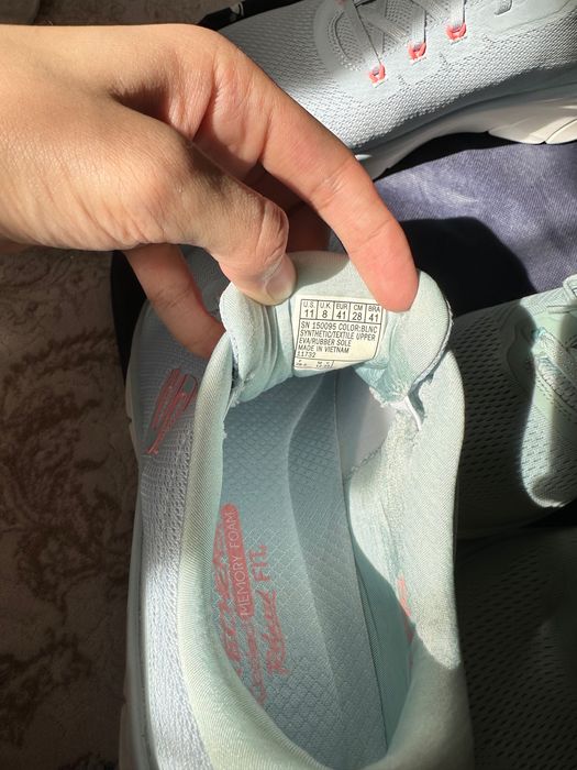 Продаю новые кроссовки Skechers ( оригинал )