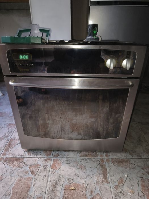 Вградена фурна Gorenje, заедно с плот за вграждане