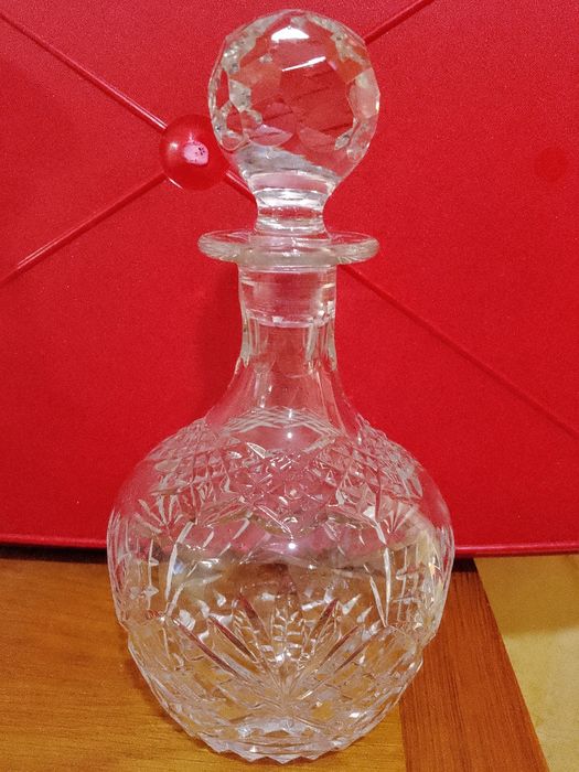 Две кристални гарафи и 6 кристални чаши за ракия