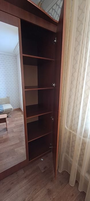 Продам шкафы один из них требует ремонта