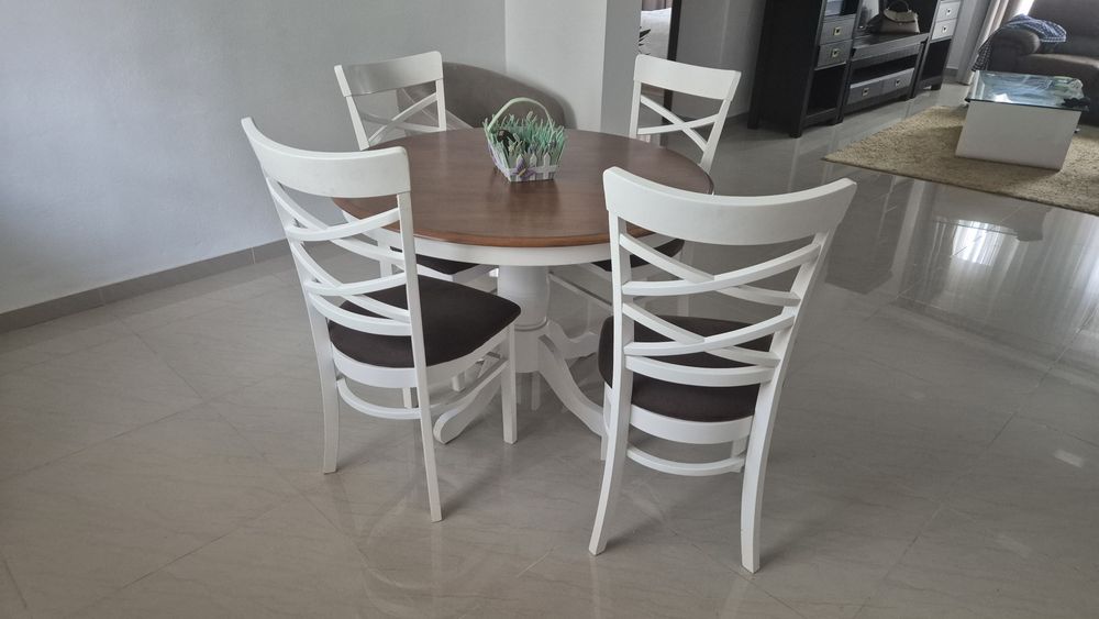 Masa Eveline rotunda cu 4 scaune living/ bucatarie  Mobexpert