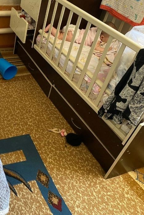 Детская кроватка и стулья