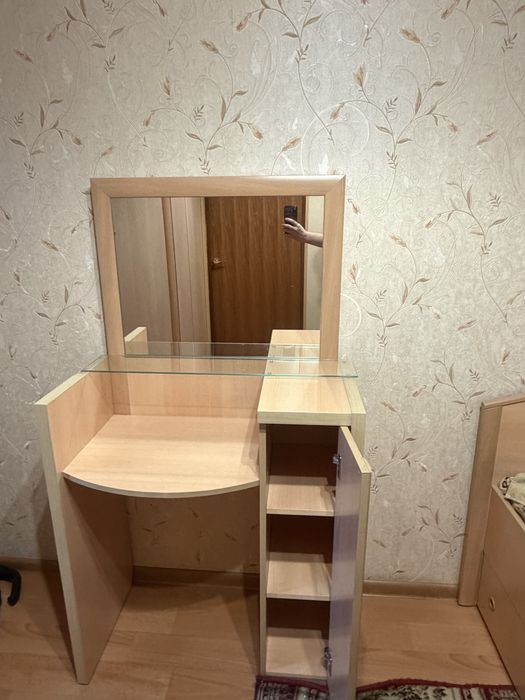 Продам туалетный столик