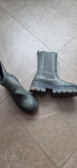 Гумени зелени боти и естествена кожа сандали