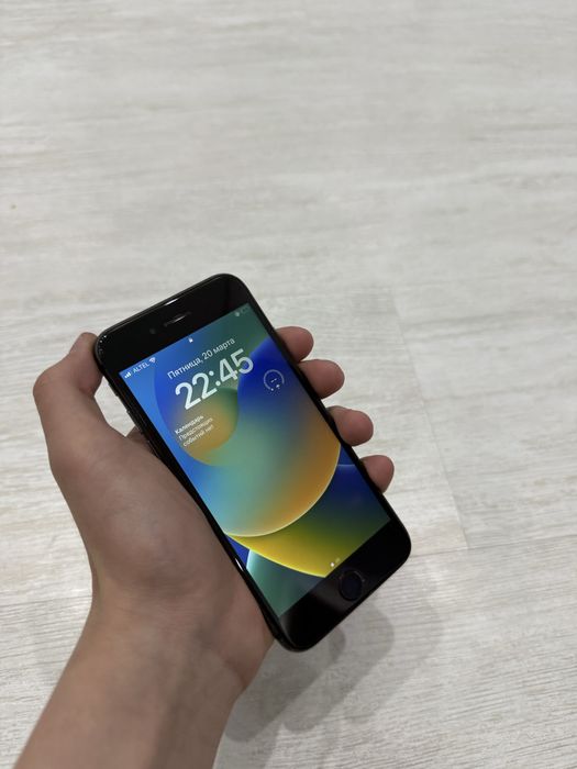 Срочно продам айфон 8