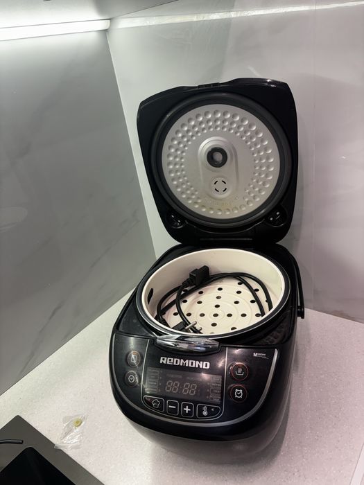 Мультиварка Redmond RMC-28