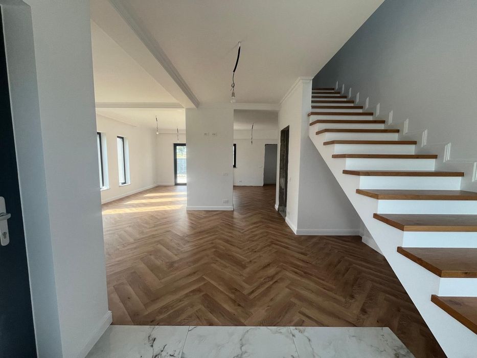 Casa în sistem duplex,strada rezidențială