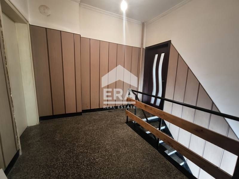 Прекрасна двуетажна къща с двор в квартал ,,Тракийски,,