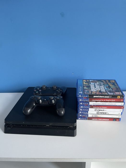Vând PS4 Slim + 2 Manete + 8 Jocuri