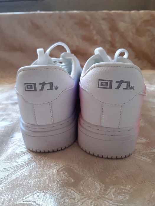 Продам женские кроссовки Warrior