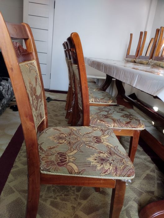 Большой стол со стульями