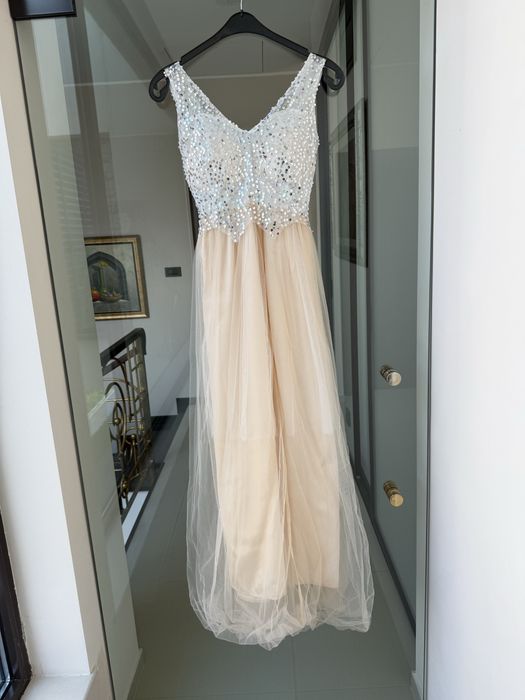 Рокля от тюл и сатен в екрю и сребърни пайети с подплънки на бюста