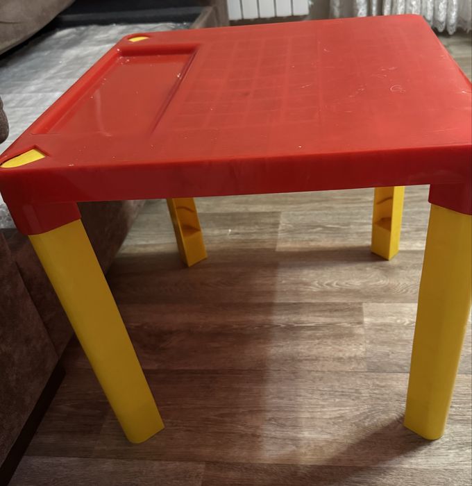 Столик детский пластик