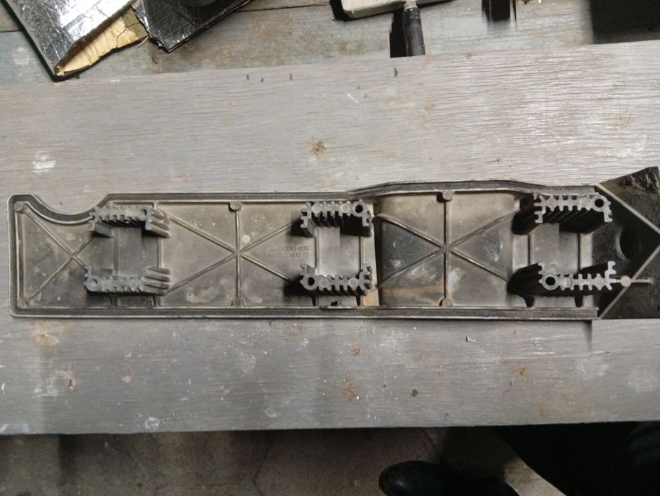 Продам крышку мотора от Мерсдес 104двигатель