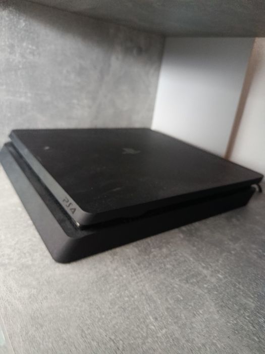 Vând ps 4 slimn.