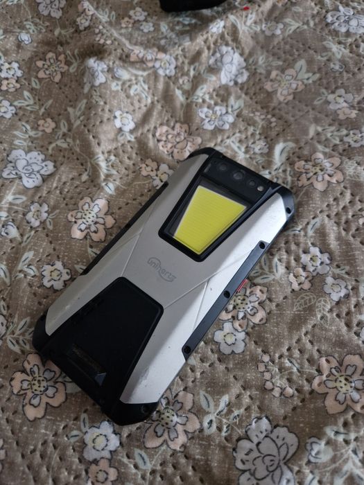 Unihertz Tank 01 защищённый телефон - для ремонта, новый дисплей