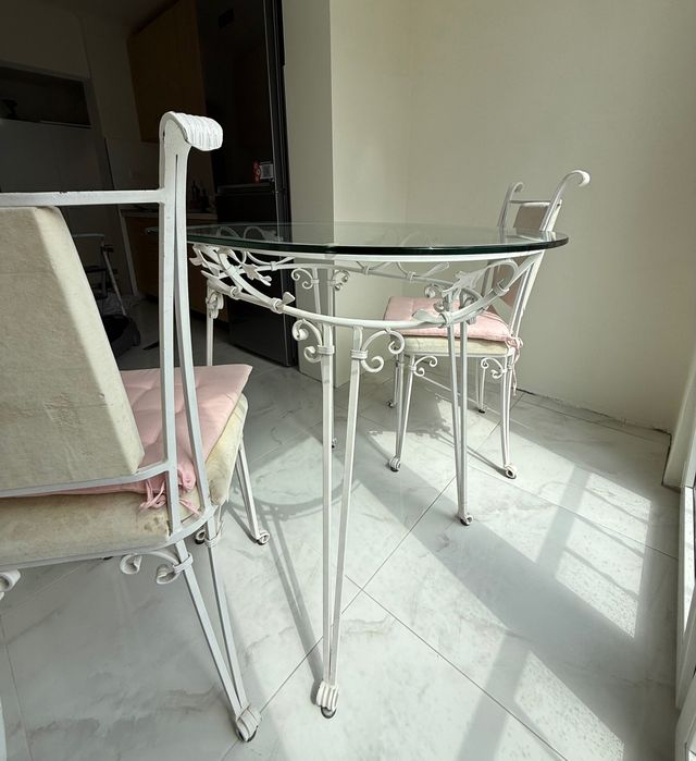 Set masă vintage cu sticla si finisaj modern si scaune