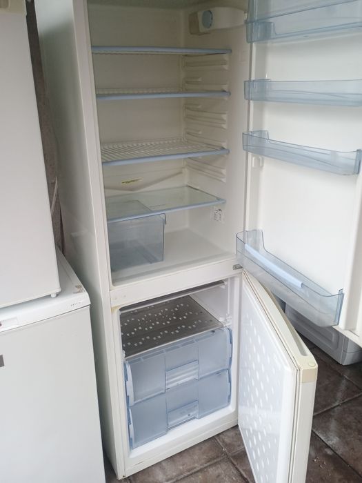 Frigider tip combină frigorifică înaltă Artic 54307WE