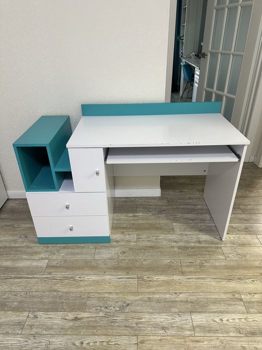 Стол для учебы и компьтера.