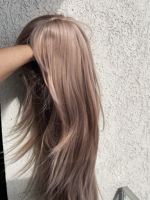 Peruca lunga saten dechis spre roze