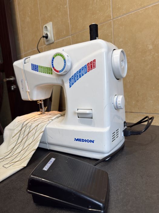 Masina de cusut si festonat Medion coase mat. groase