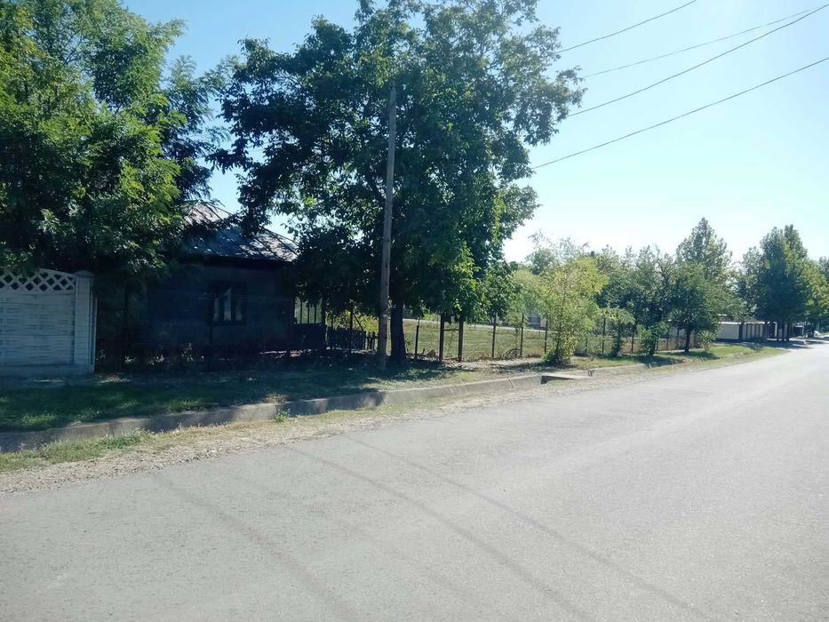 Vand casa batraneasca racordata la electricitate si apa cu teren intravilan 3000 mp. Vand 45000 mp teren agricol extravilan. Comuna Gemenele