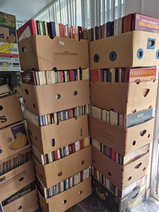 Vând un lot format din 150 de discuri de vinil cu muzică clasică mixtă