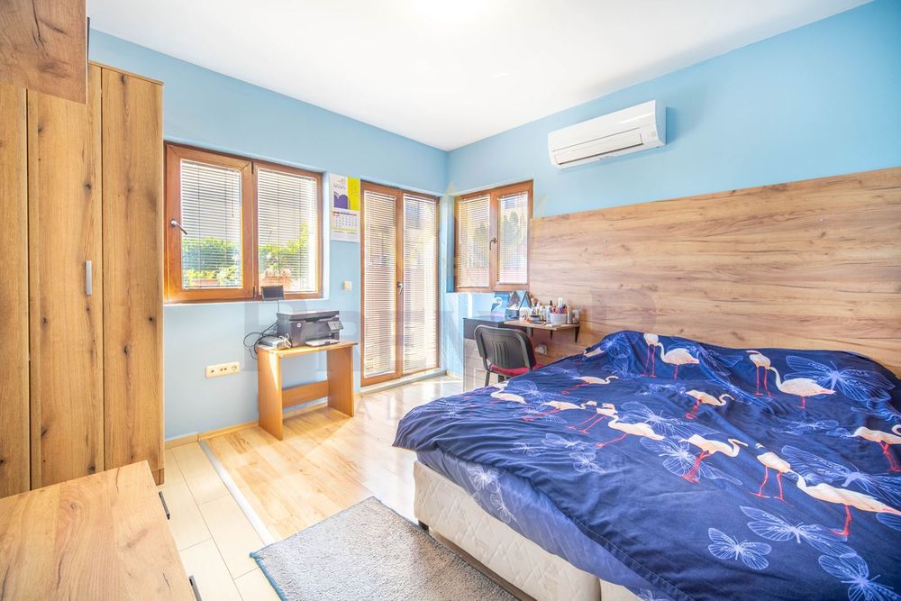 Многофункционална къща с осем апартамента подземен паркинг и морска п