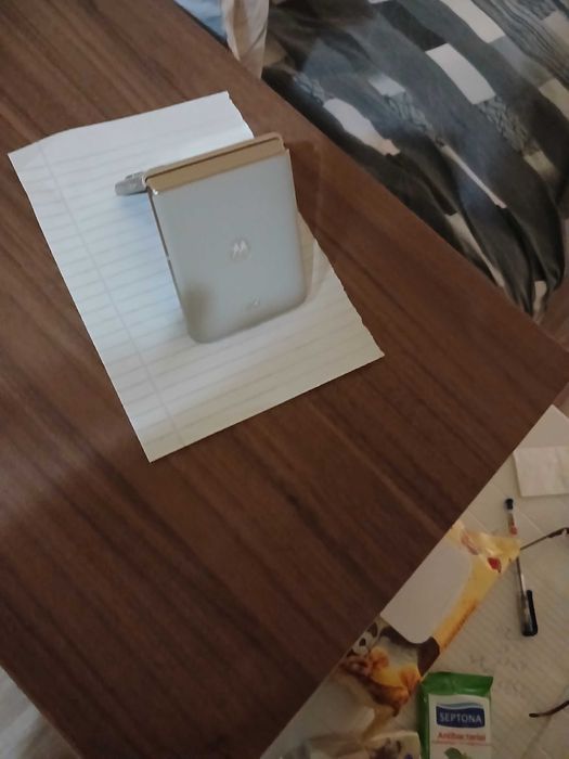 Продавам телефон смартфон Motorola razr50 сгъваем камера