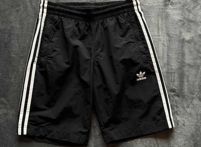 Къси панталони на adidas S ка но и на М ще станат