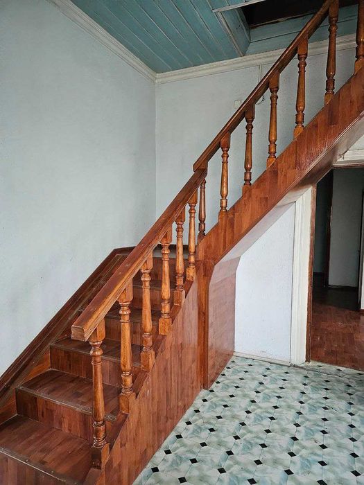 Sayohat hududida 6 sotokli 4 xona+ mansardli kotej sotiladi.