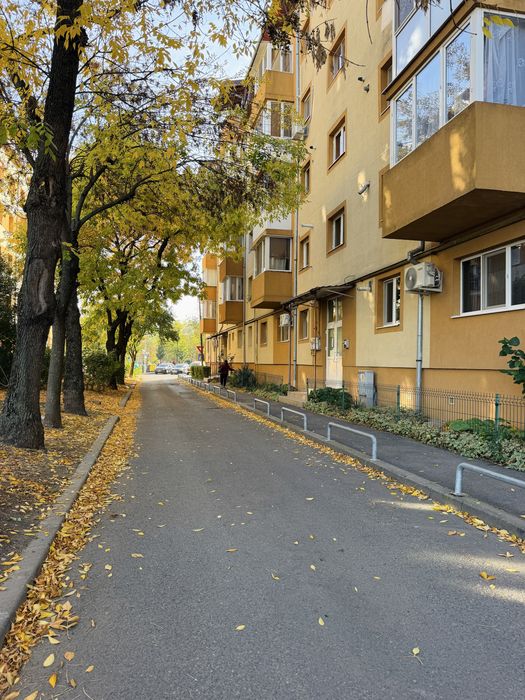 Direct proprietar inchiriez apartament  1 camera 40 mp utili plus balcon