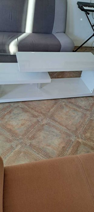 Тв стенд от MDF с гланц