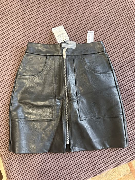 Кожена пола stradivarius с етикет