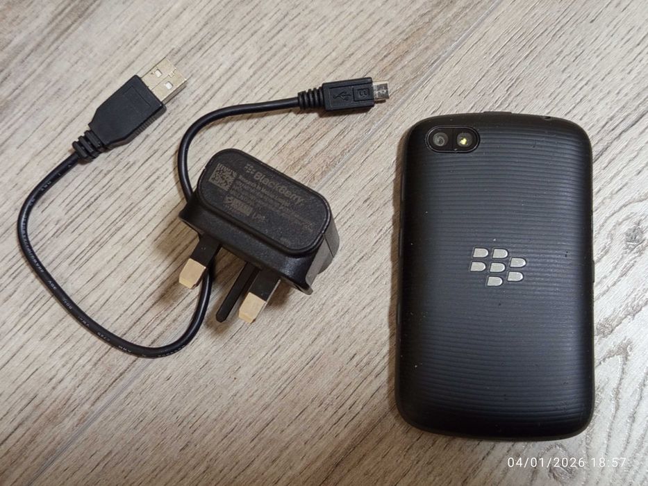 BLACKBERRY 9720 Smartphone с оригинално зарядно и кабел