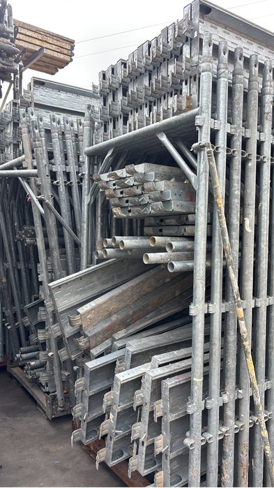 Inchiriez schela completa zincata cu accesorii picioare reglabile