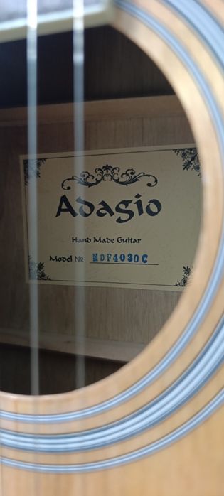 акустическая гитара марки Adagio