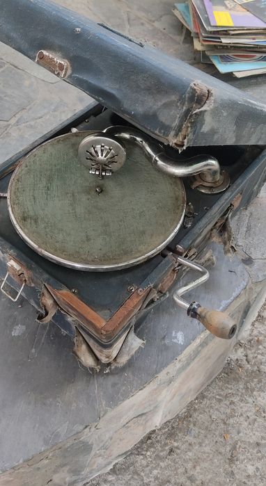 Продам Патефон .