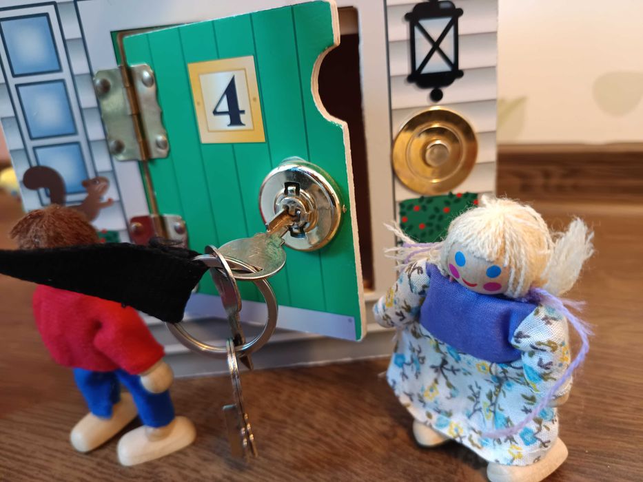 Casuta din lemn cu sonerie – Melissa & Doug